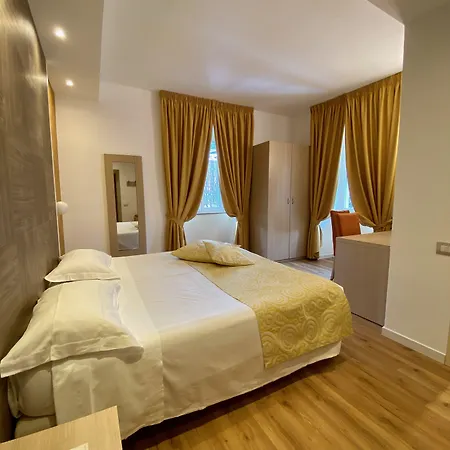 מלון Hotel Centrale 3*